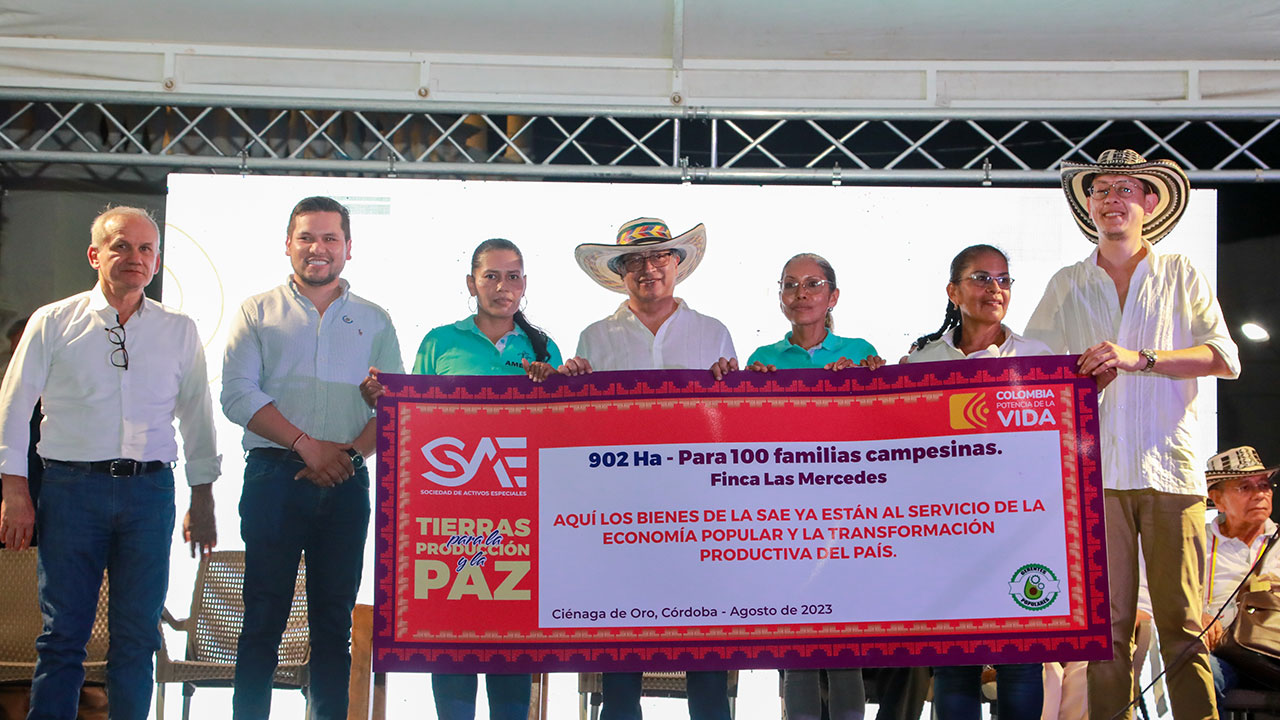 Campesinos De Ci Naga De Oro Recibieron Del Presidente Petro M S De